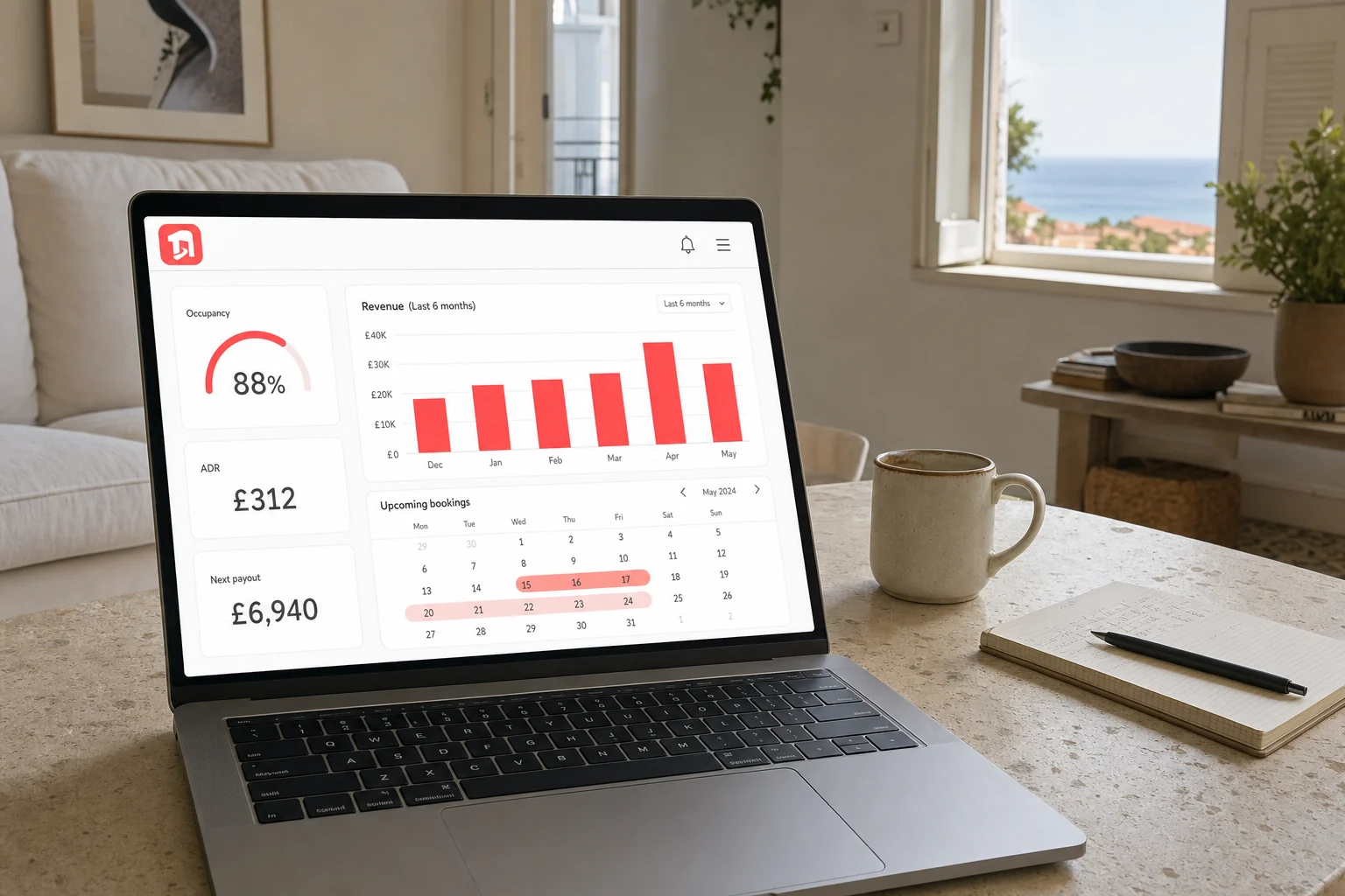 Das OneStepRent-Umsatz-Dashboard wird auf einem Laptop in einem Miethaus an der Küste geöffnet